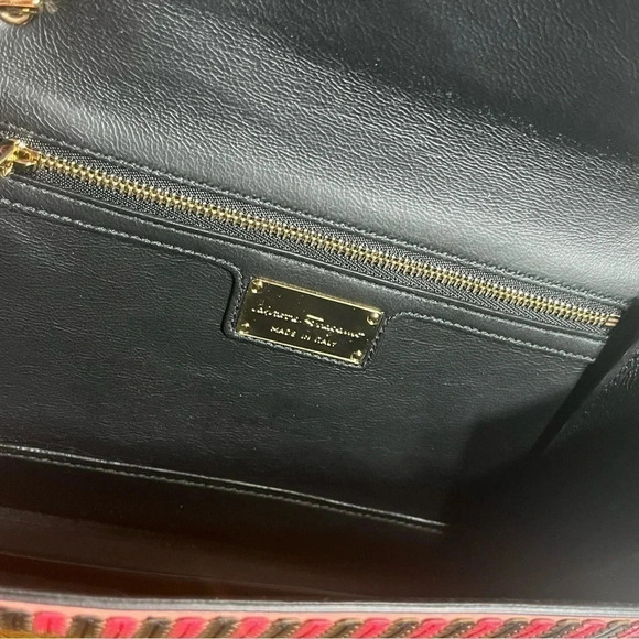 Ferragamo Ginny two-tone pink zigzag shoulder bag with gold chain shoulder strap - Picture 11 of 13